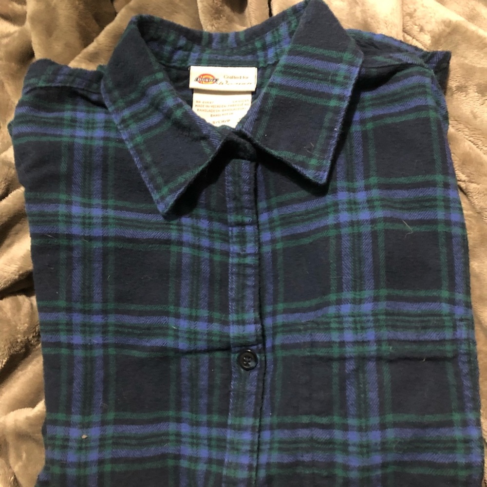 Size S Dickie’s long sleeve plaid flannel button up shirt!